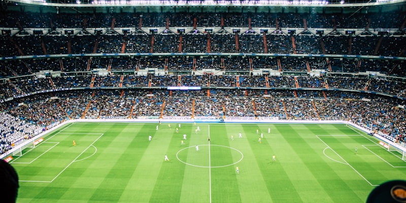 世界杯冠军奖杯大力神杯被聚光灯照射闪闪发光的特写照片